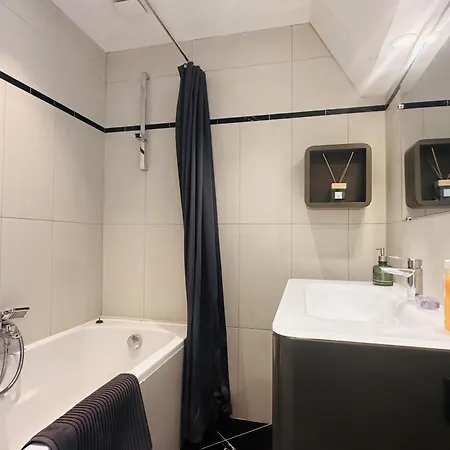 One Bedroom With A Sea View Right By The Croisette Beaches And The Center Of Cannes. - 2287 דירה קאן