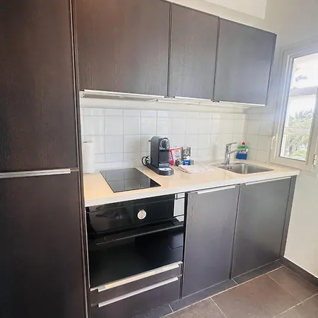 One Bedroom With A Sea View Right By The Croisette Beaches And The Center Of Cannes. - 2287 דירה *