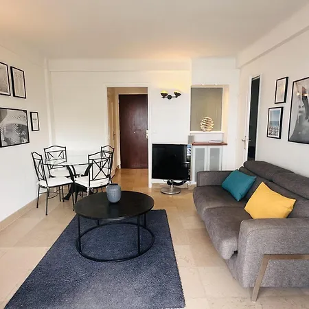 One Bedroom With A Sea View Right By The Croisette Beaches And The Center Of Cannes. - 2287